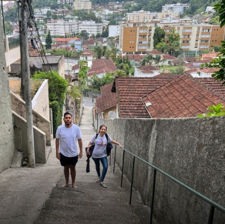Rampa e escadas de acesso à vila