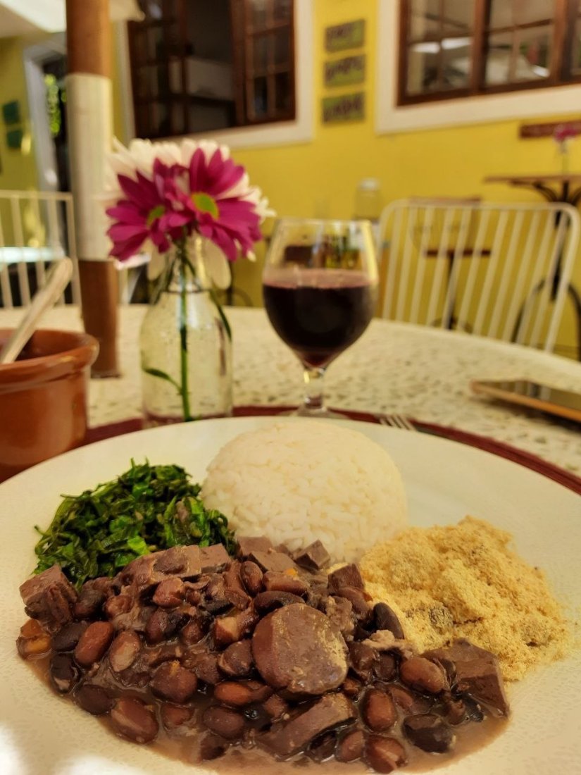 Feijoada vegetal do Ganga com arroz, couve e farofa